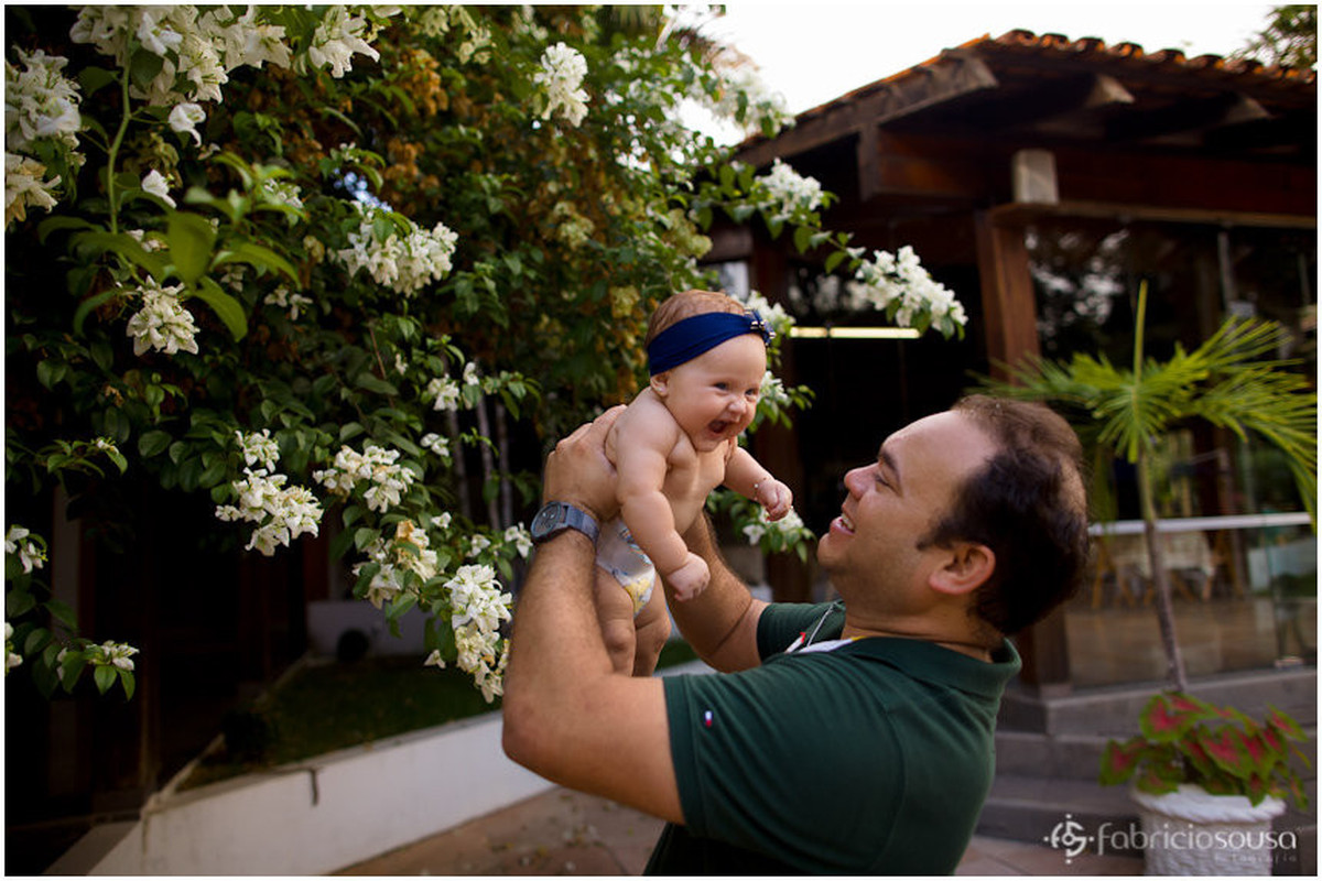 Pai e filha sorridentes