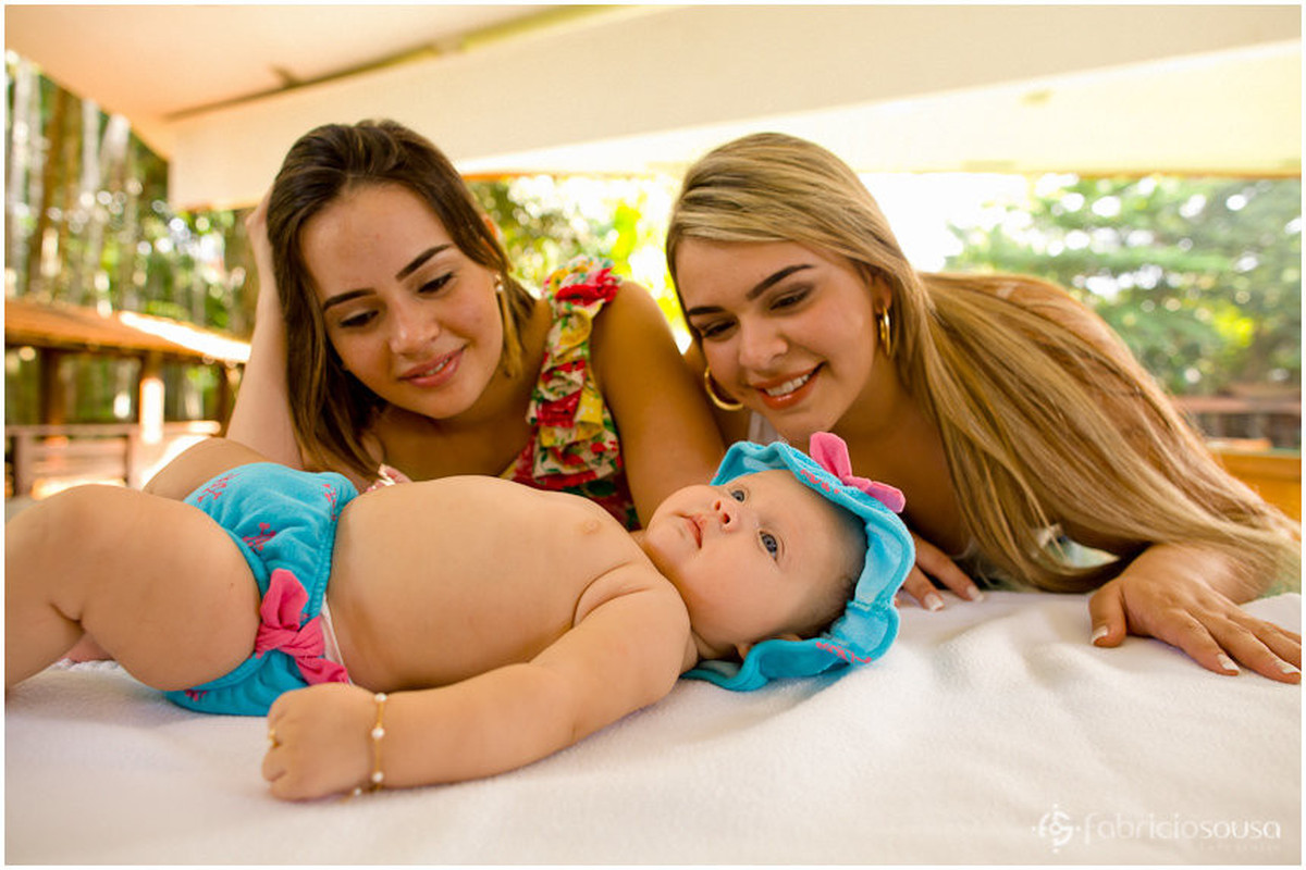 Mamãe e titia babando em cima da baby