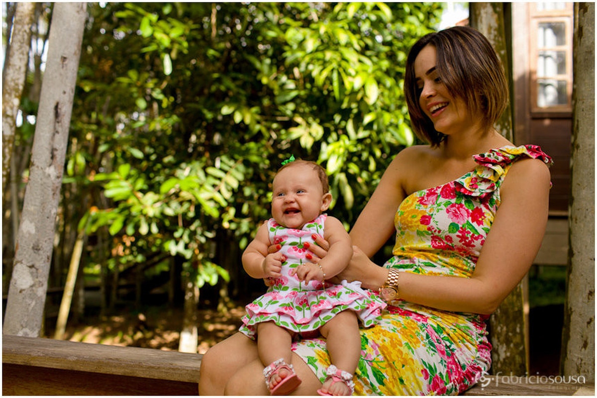 Mamãe sentada com a neném no colo