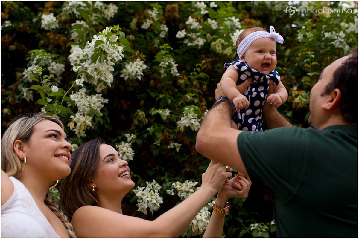 Paizão ergue a filha acompanhado da mãe e da tia