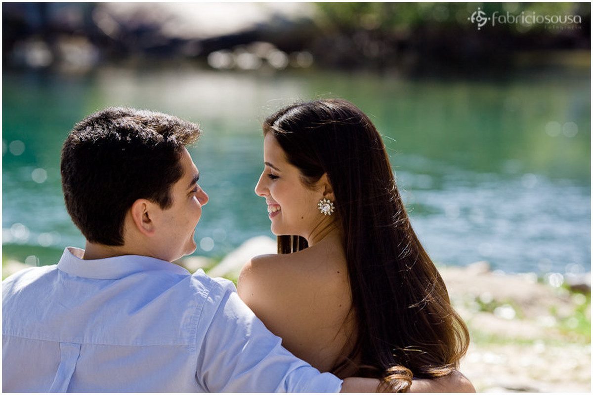 troca de olhares no ensaio pre-casamento no canal da Barra da Lagoa