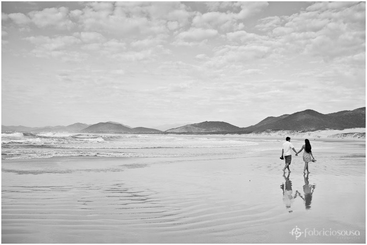 caminhando na imensidão da praia da Joaquina