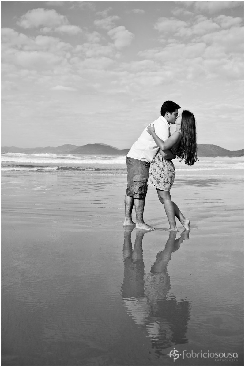 beijo apaixonado no ensaio pre-wedding na praia da Joaquina