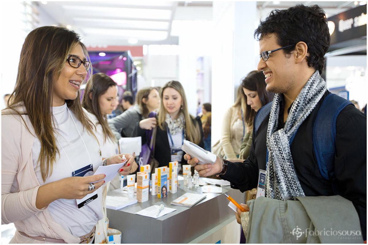Participante do congresso tirando dúvidas sobre produto L'oréal