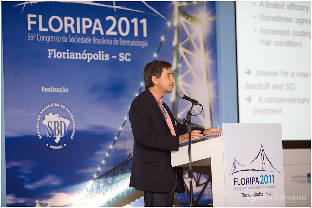 Palestrante de dermatologia no palco ao microfone