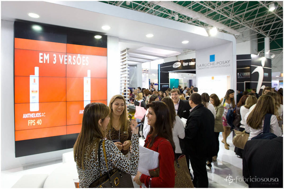 Participantes do evento conversando