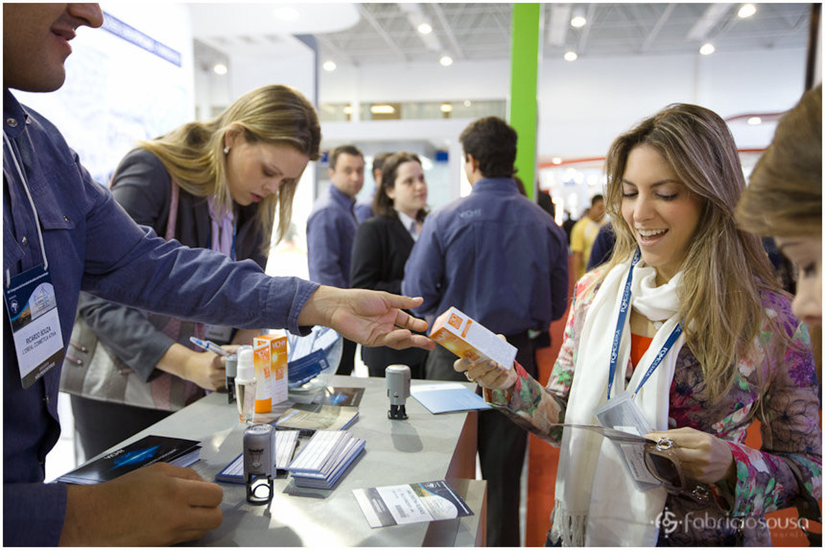 Congresso Brasileiro de Dermatologia – mulher conhecendo produtos