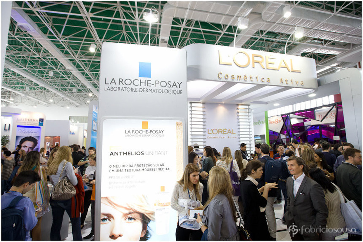 Plano geral da fachada do estande La Roche - Loreal