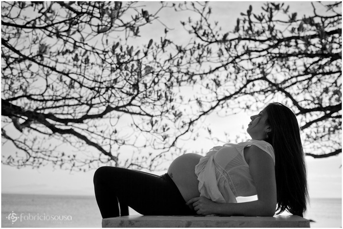 gestante Marcela em meio a natureza em Sambaqui