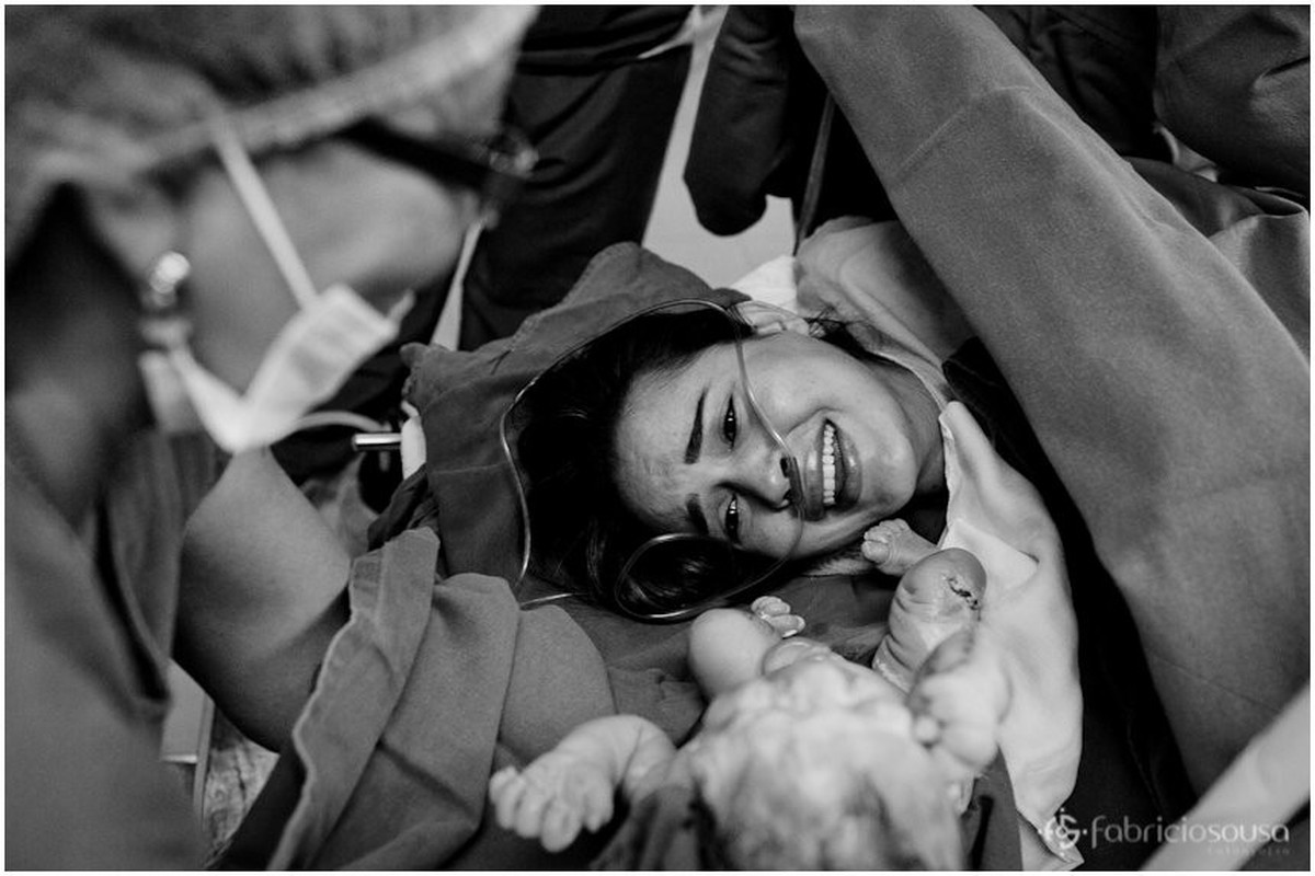 os primeiros olhares entre mãe e filha