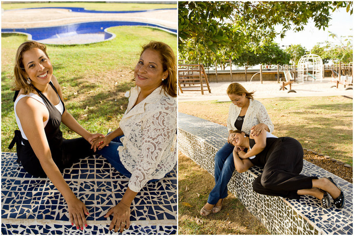 mãe e filha curtindo na praça