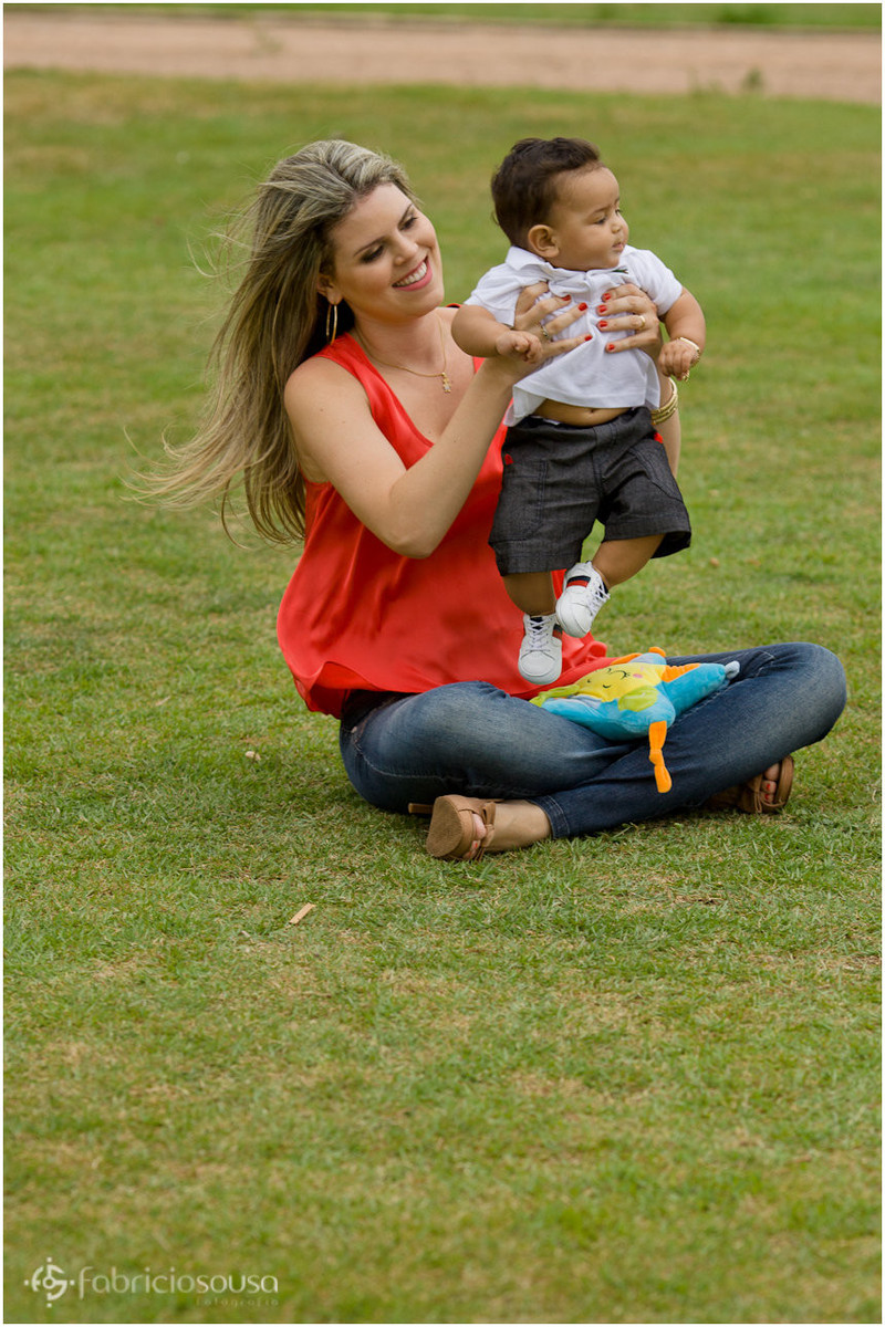 Mamãe sentada no gramado com Felipinho no colo