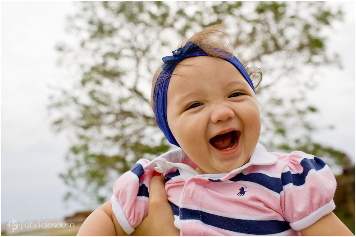Detalhe da baby feliz e sorridente