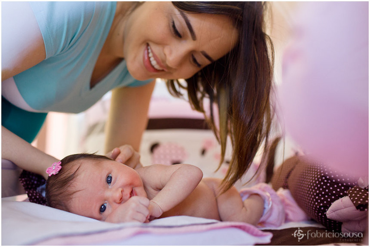 mamãe acariciando a filhota bebe