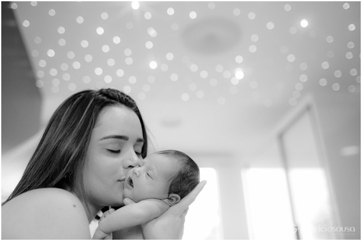 chamego da mãe no bebe recem-nascido black and white