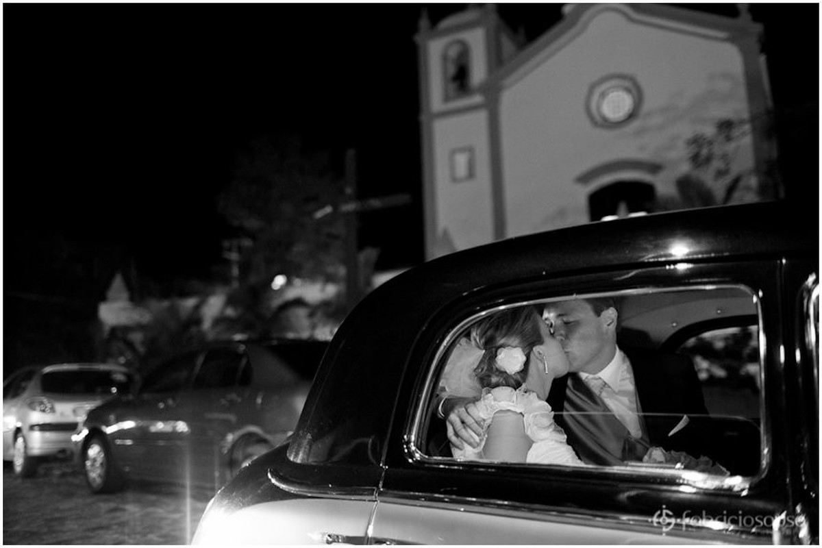 beijo de casados dentro do carro na saída da cerimonia do casamento na igreja da Lagoa