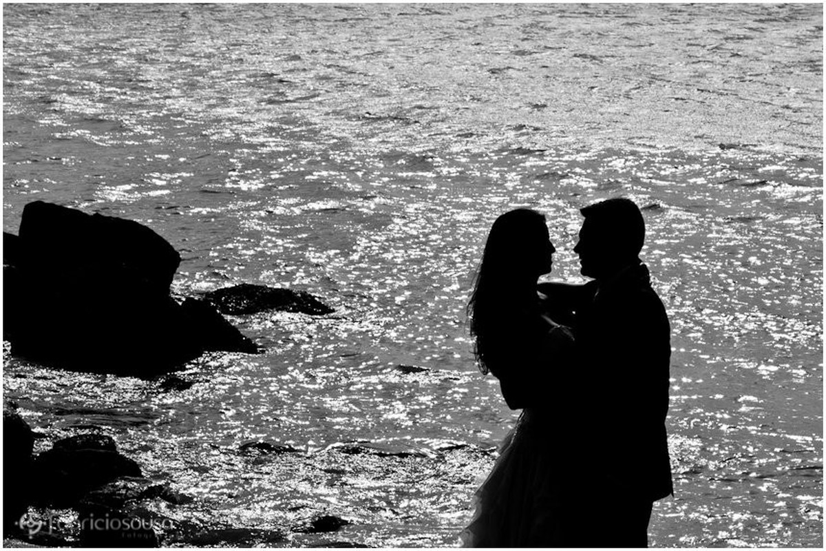 silhueta do casal na praia de sambaqui