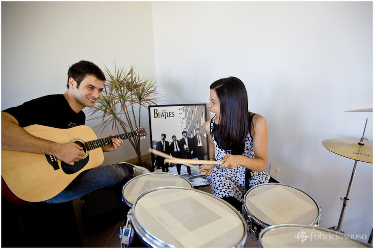 casal rock and roll noiva tocando bateria e noivo no violão com beatles