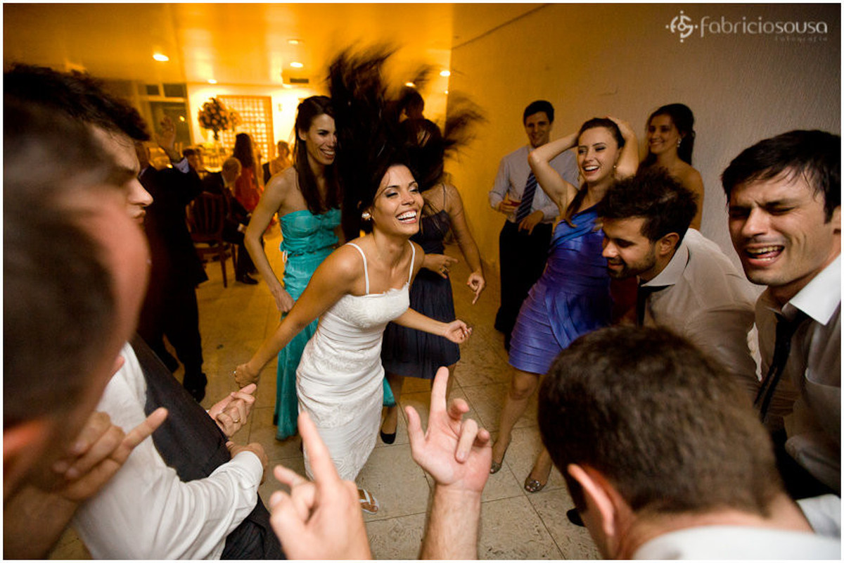 noiva rock and roll batendo cabelo na pista