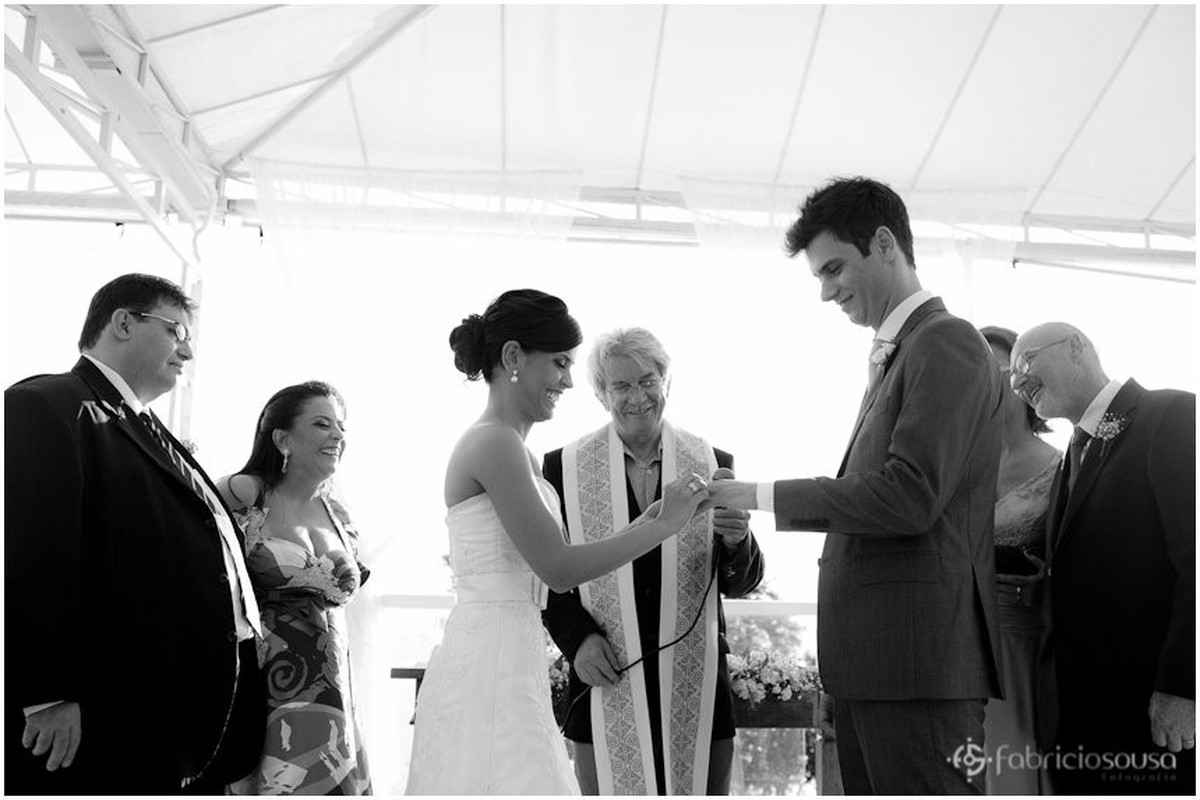 a troca de alianças no casamento de dia