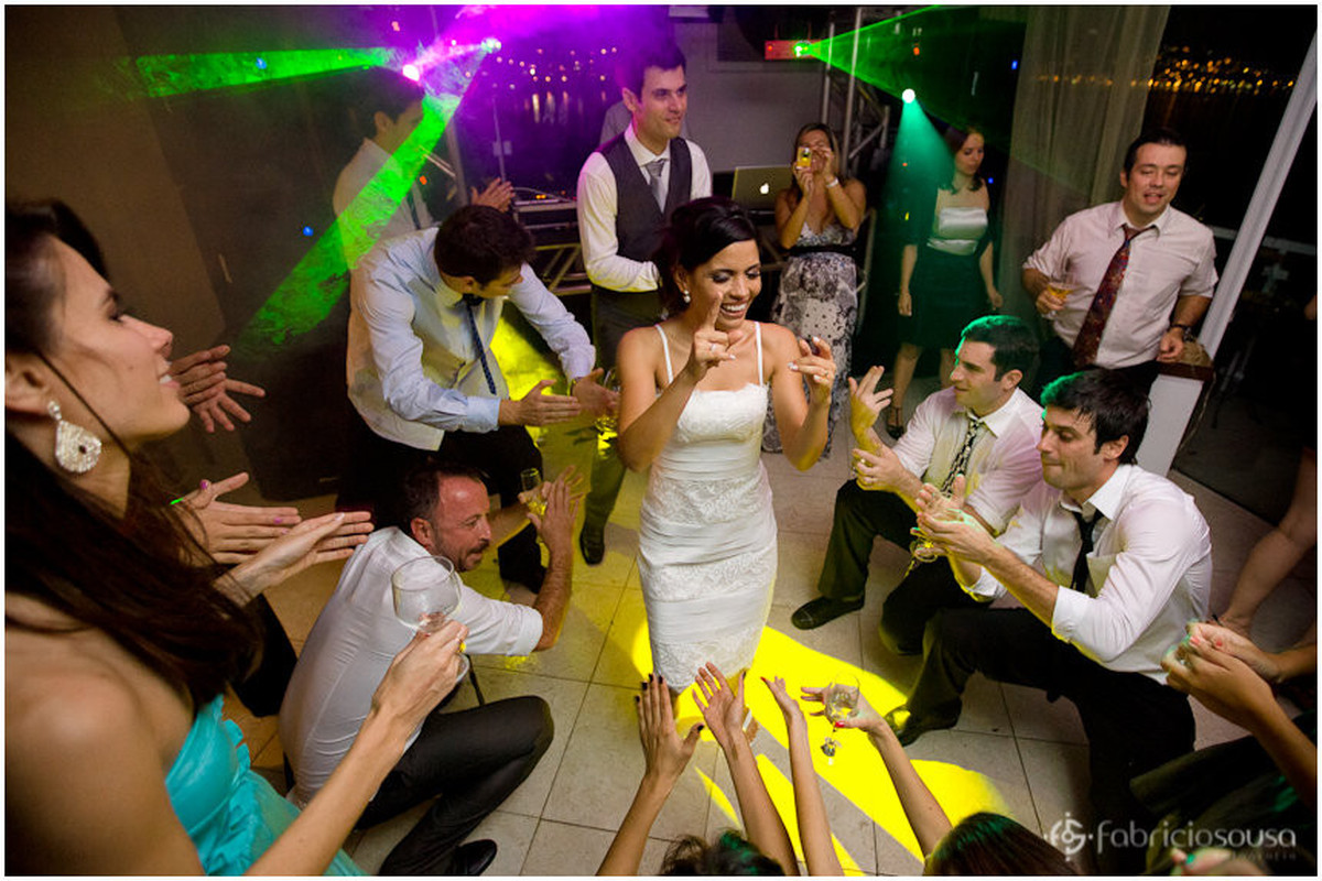rodinha de samba na pista com noiva no meio