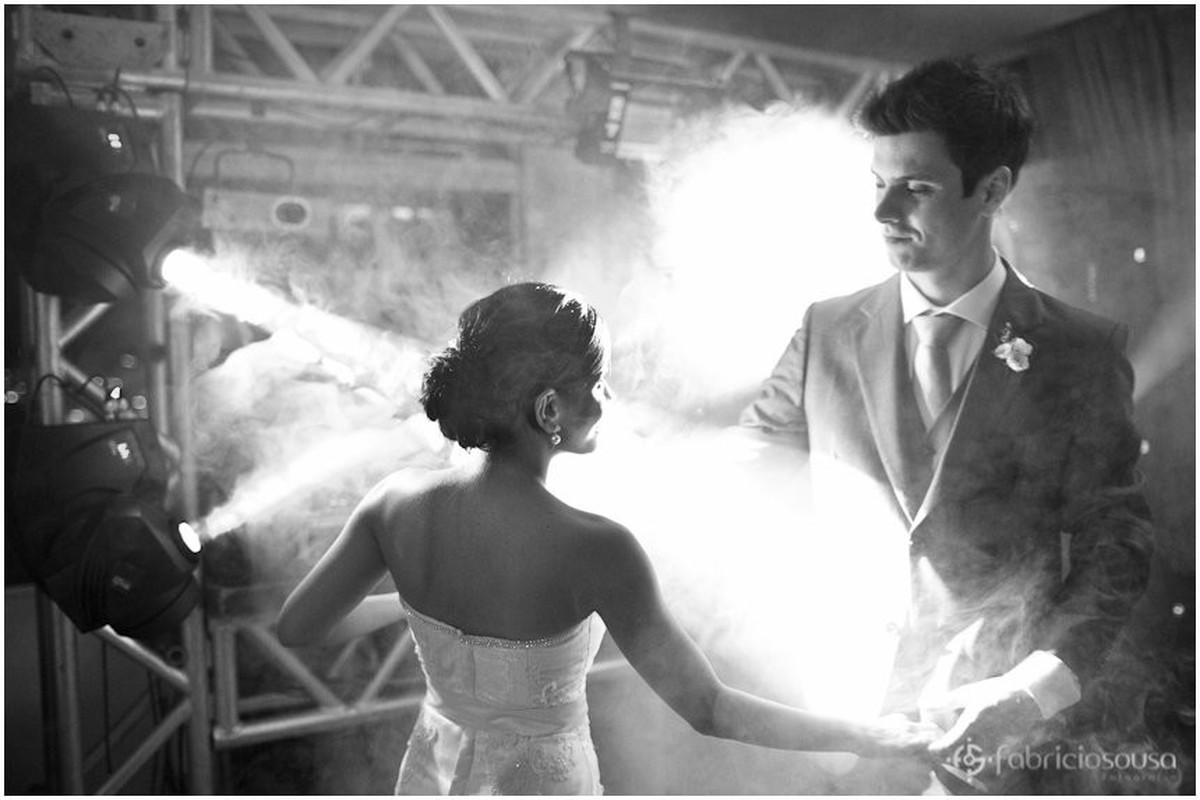 casamento Carol e Thomas em contraluz com bastante fumaça