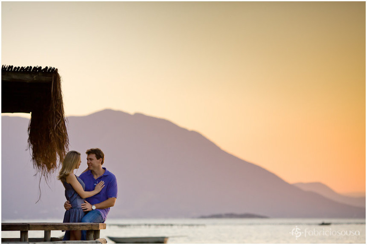 casal de namorados no entardecer no Ribeirão da Ilha de Santa Catarina
