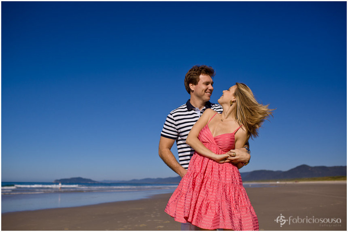 casal em ensaio fotográfico ao amanhecer na praia