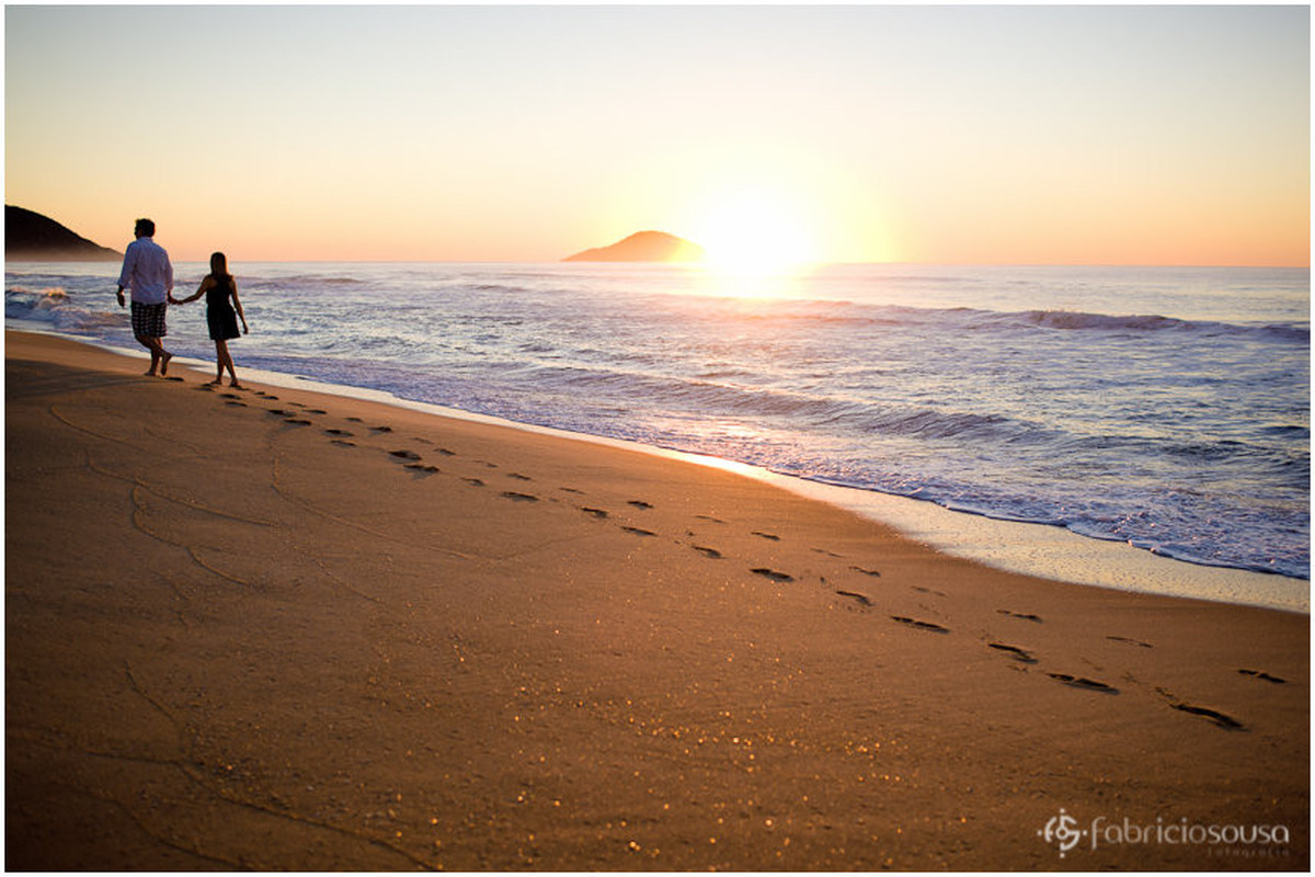 noivos caminhando na praia durante o amanhecer - Moçambique em Florianópolis