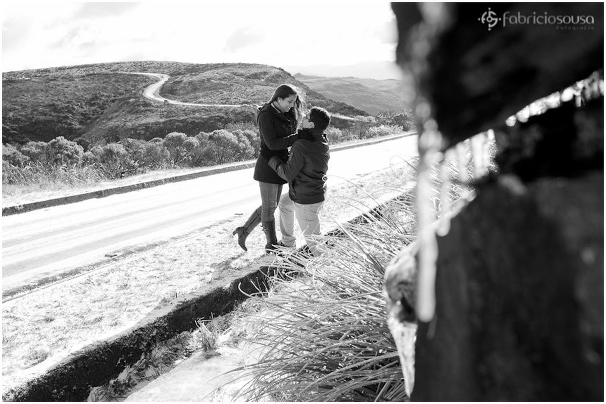 estrada coberta de gelo e neve em urubici ensaio pre-wedding