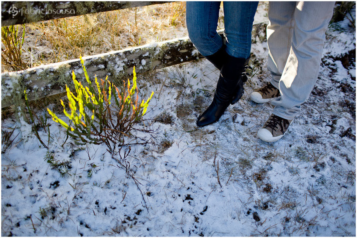 detalhe dos pés na neve no ensaio de casal