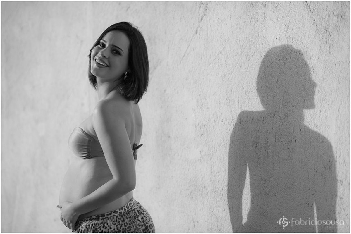 gestante Manuella em retrato preto e branco