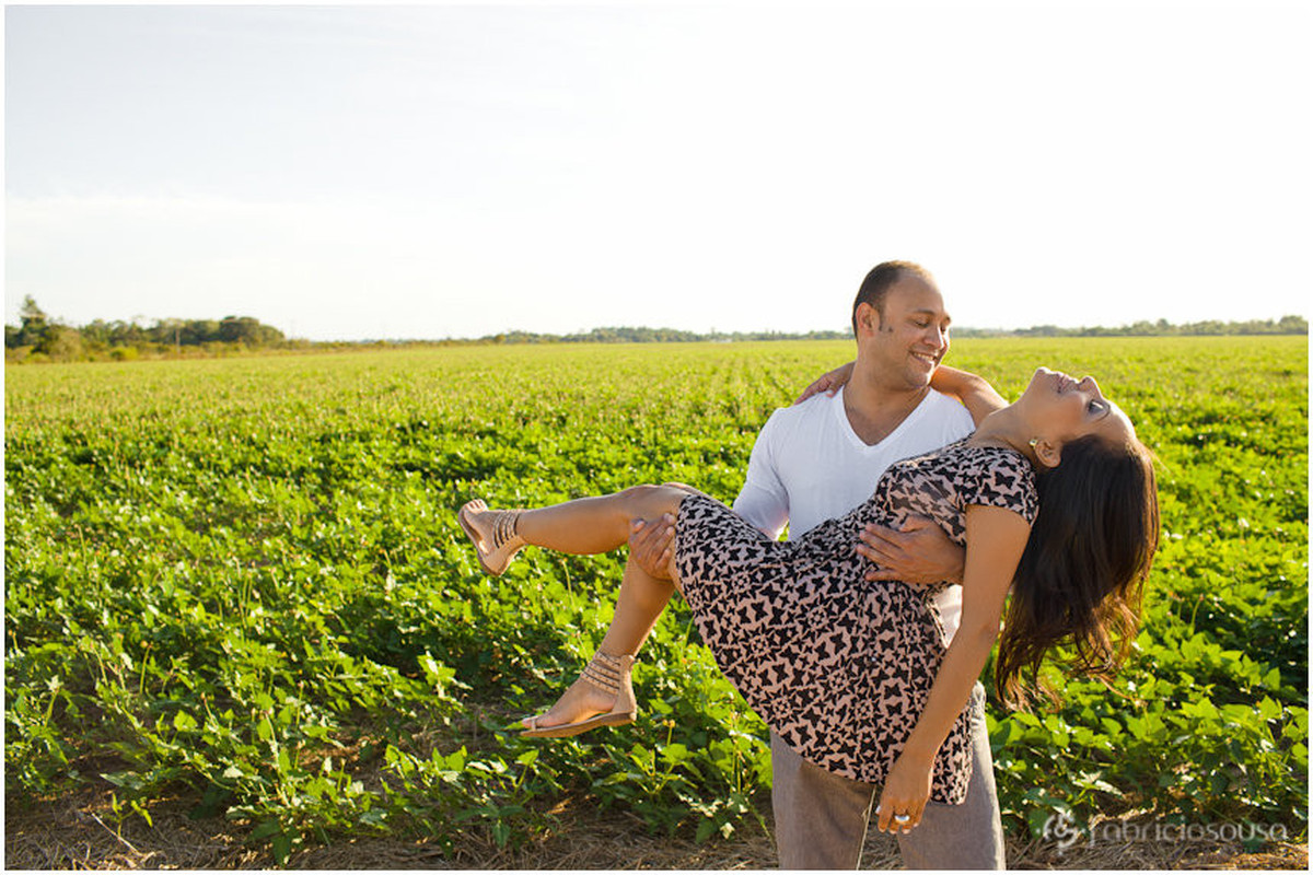 noivo carrega noiva em ensaio pre-wedding numa plantação