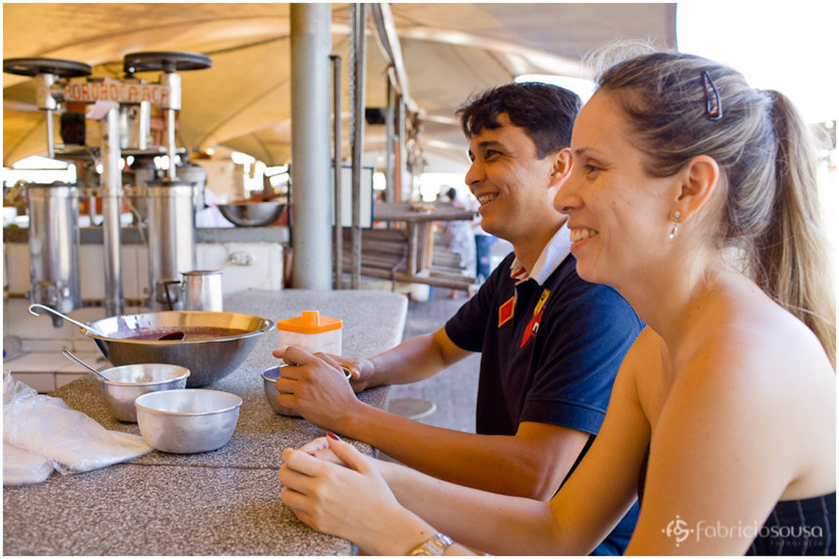 casal esperando pra tomar açaí no ver-o-peso - Belém do pará