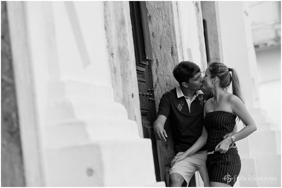 beijo no ensaio pre-casamento na porta da igreja de santo alexandre