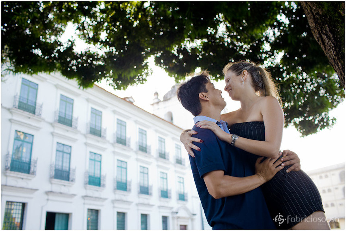 casal com o museu de arte sacra de fundo