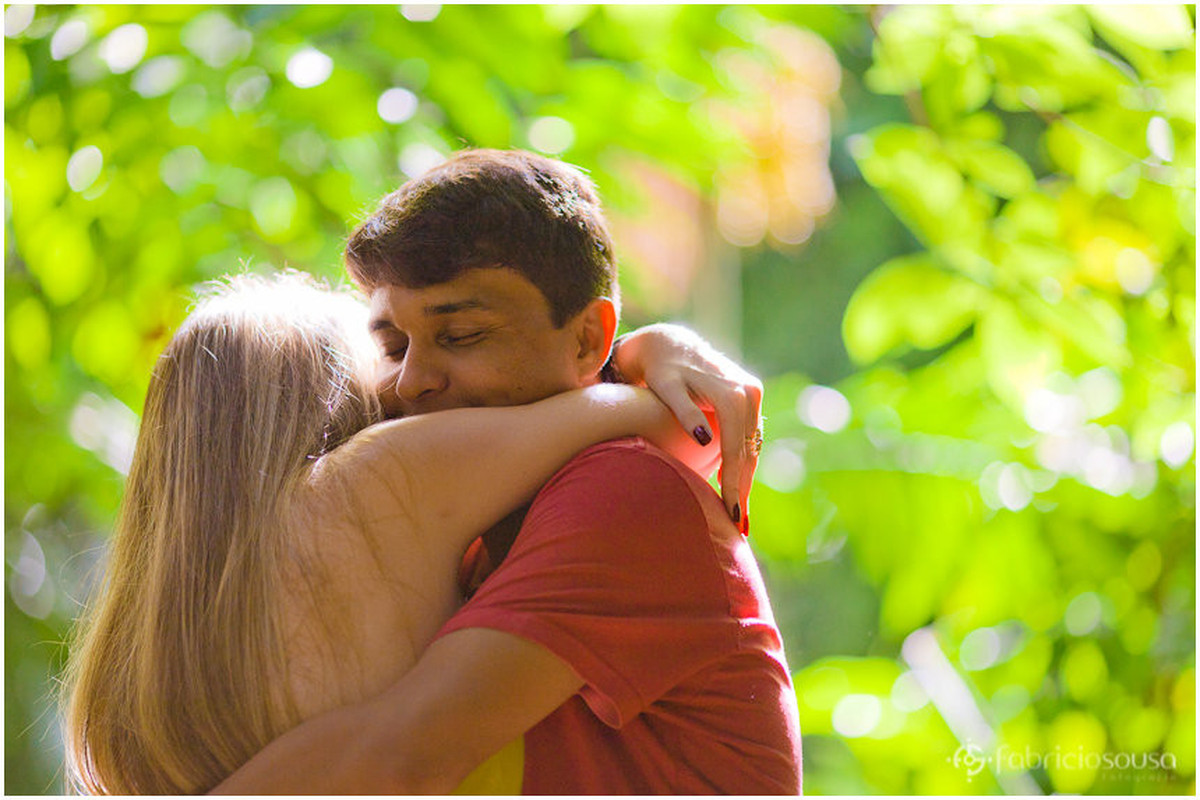 o abraço apertado no meio da floresta