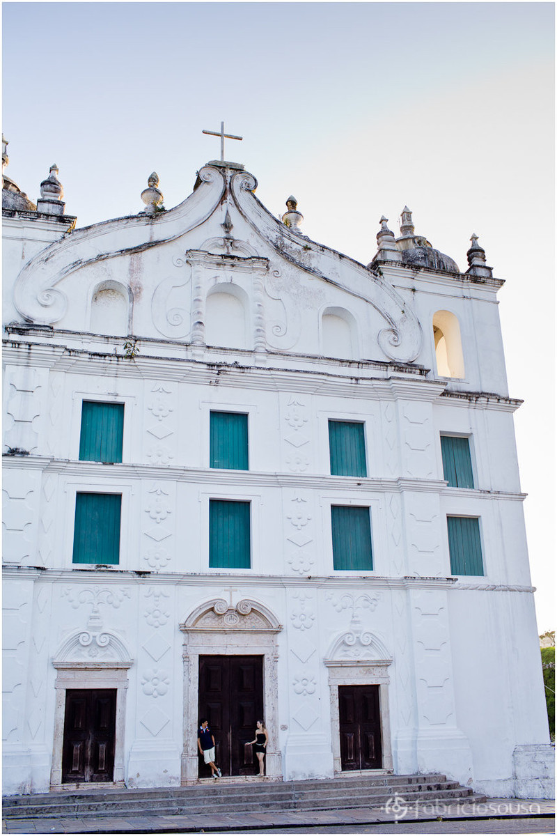 a bela fachada da igreja de santo alexandre e o casal