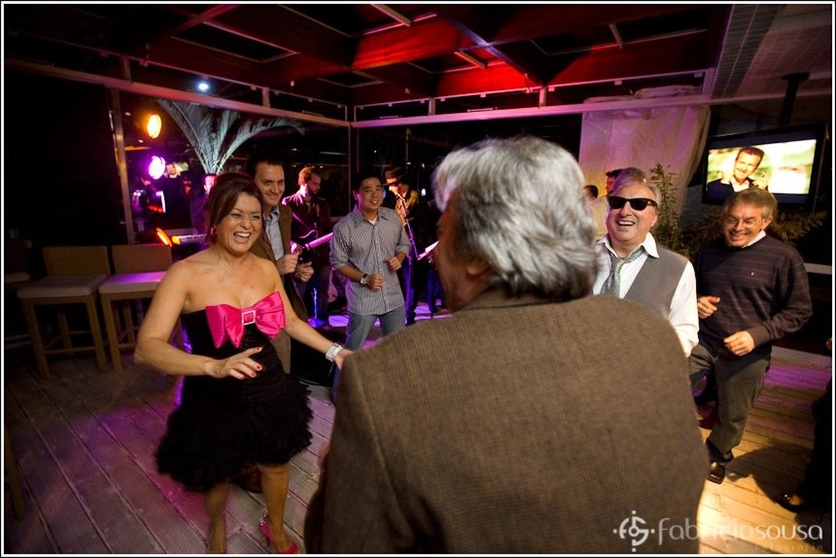 Aniversariante dança entre amigos