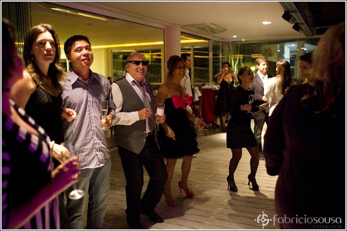 Convidados dançando na festa