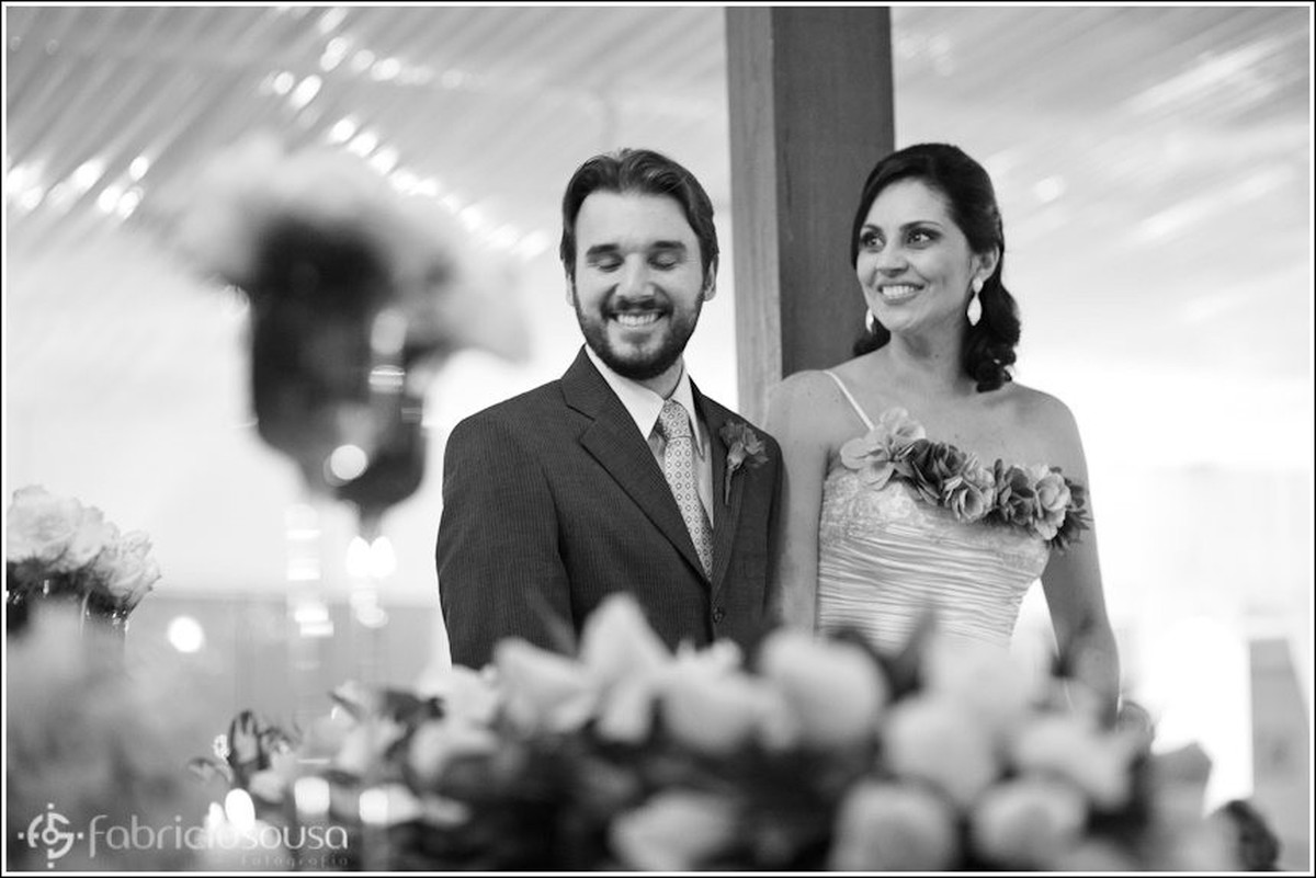 Casal de noivos sorridentes