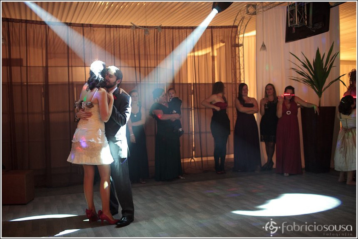Casal abre a pista com a 1ª dança e convidados assistem