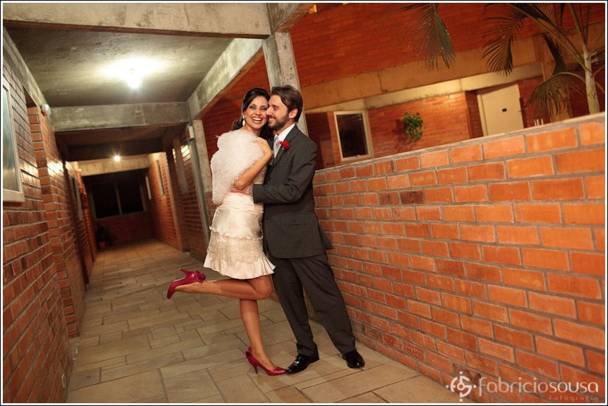 Casal de namorados abraçados no corredor