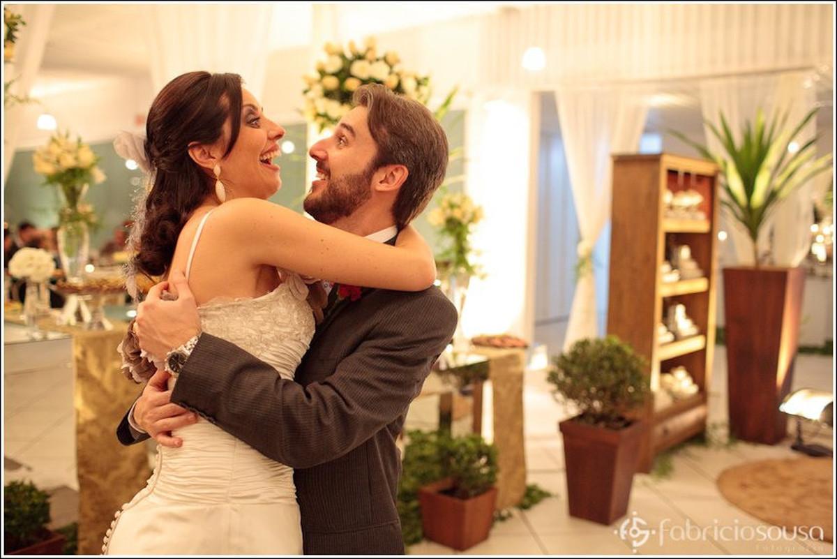 Clarice e Guilherme se abraçam