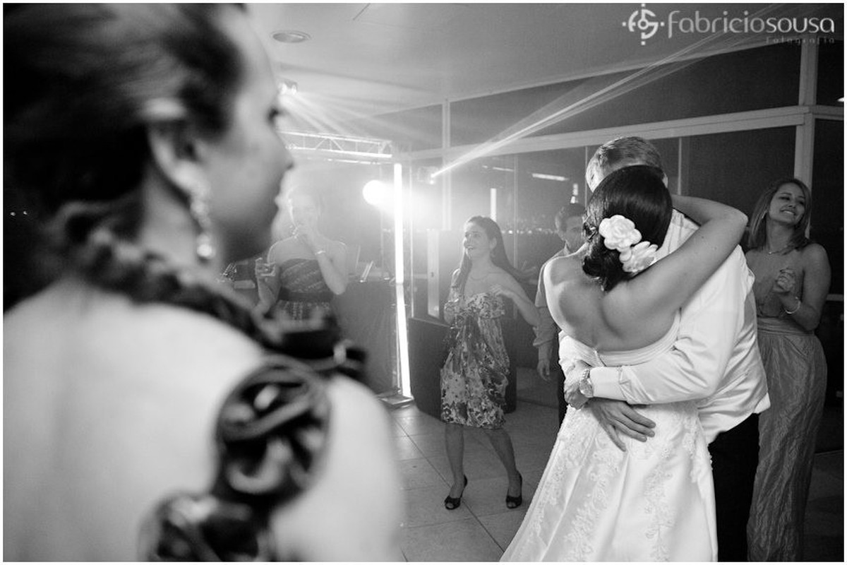 Casal de namorados recém casados se beija na pista de dança