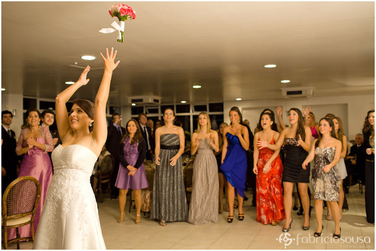 Noiva joga o bouquet buquê para as convidadas
