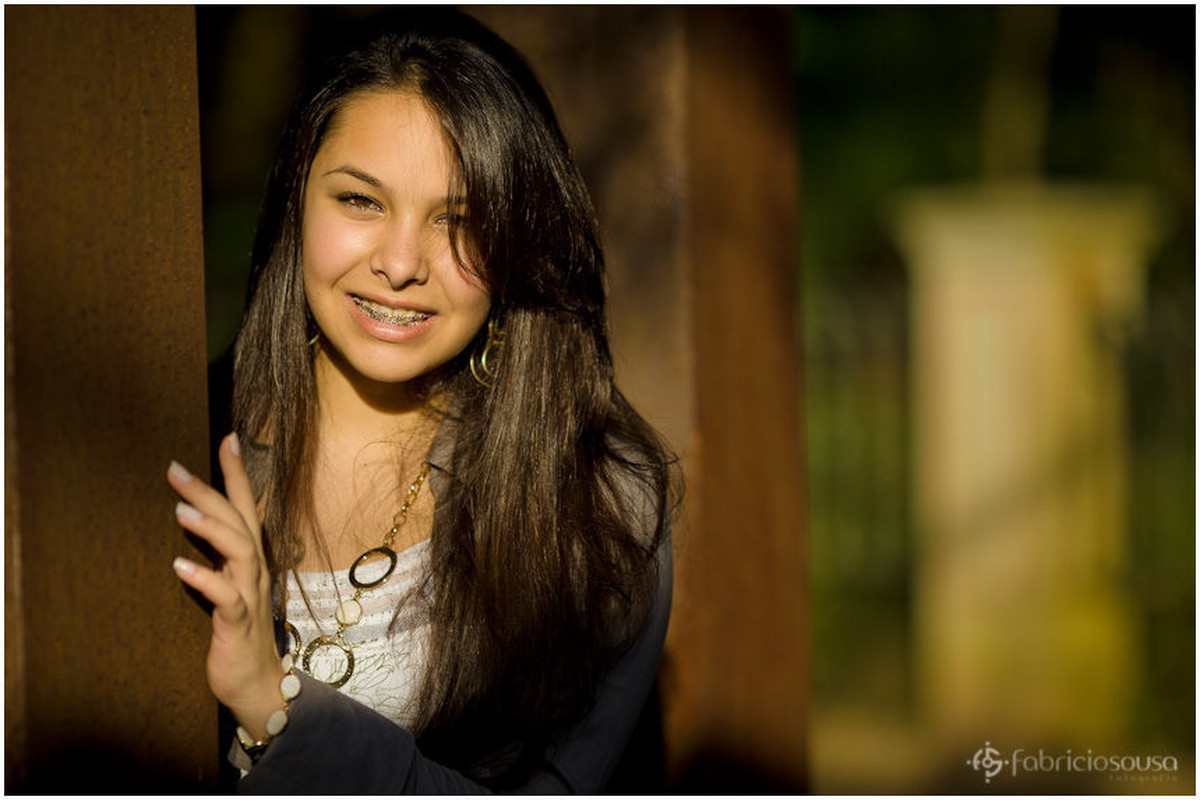 Helena Sessão de 15 anos sorri no primeiro sol do dia