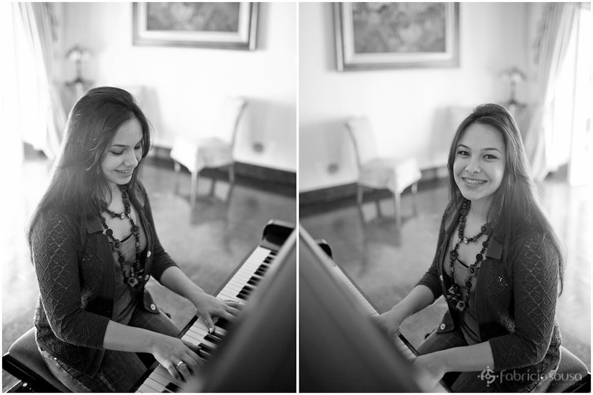Montagem de duas fotos da debutante tocando piano p