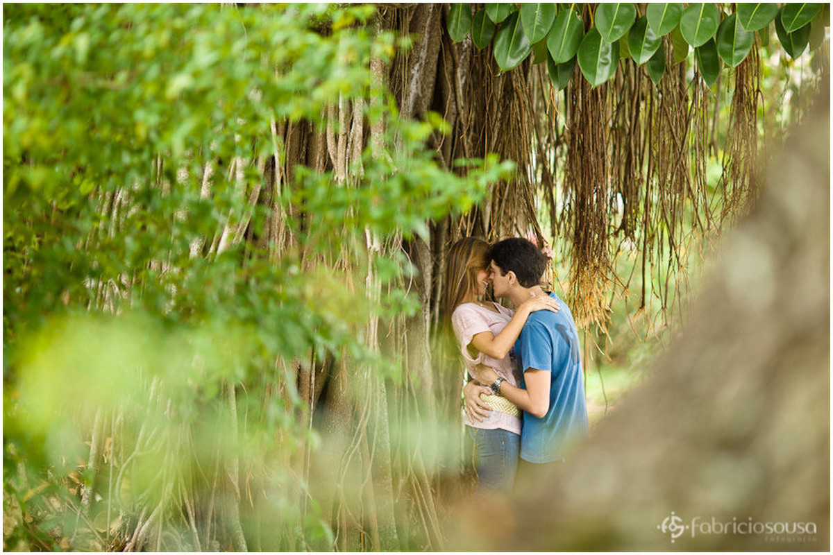casal se beija em ensaio fotográfico pre-casamento em Sambaqui - Floripa