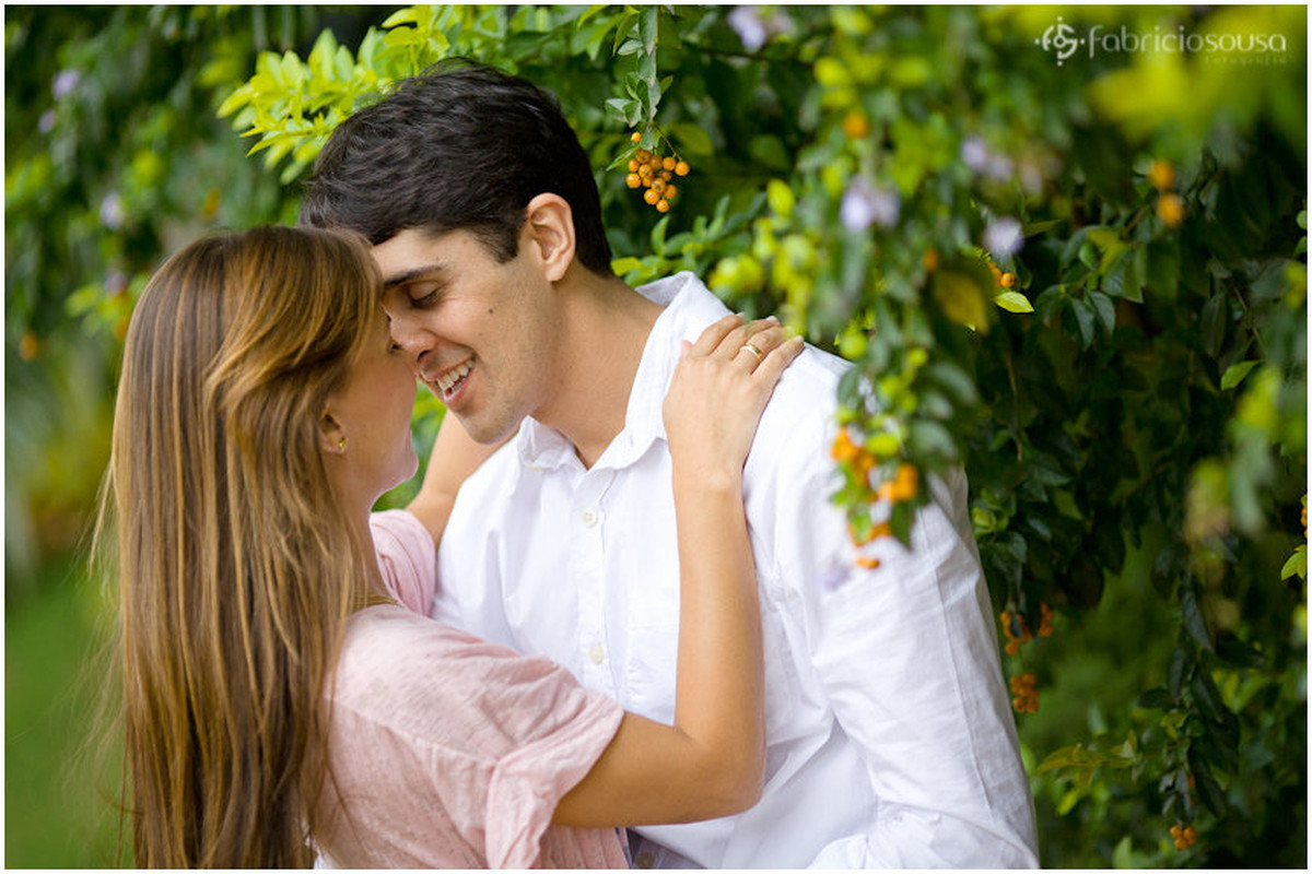 casal no jardim de casa